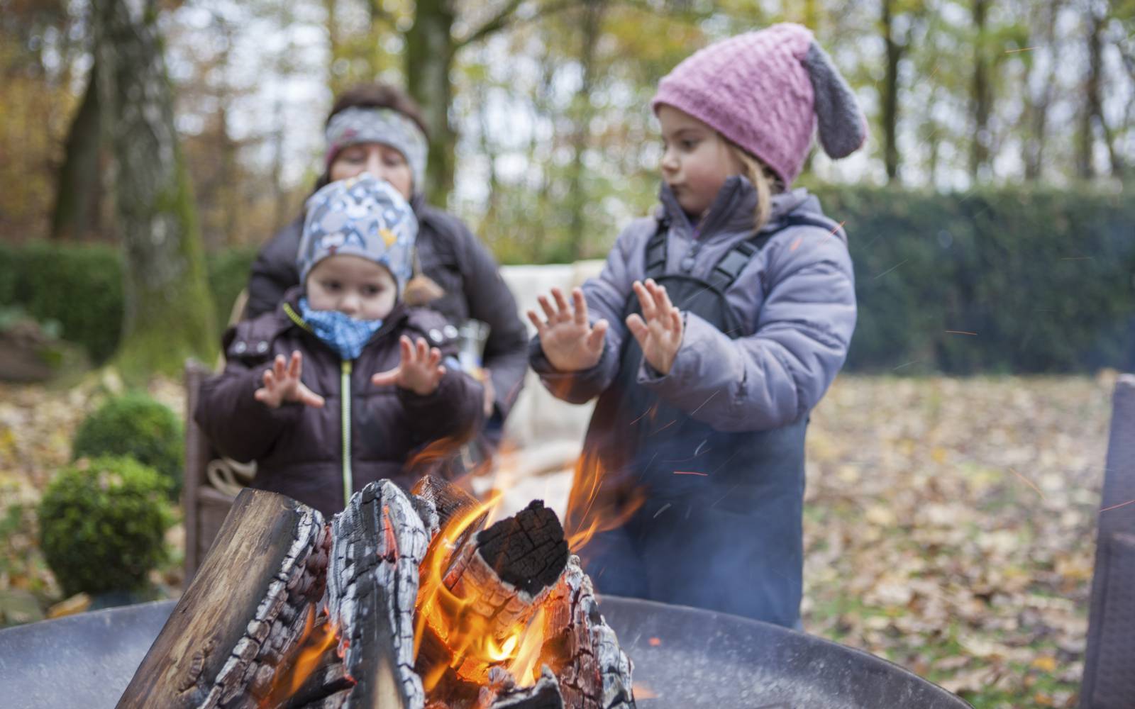 Kinder am Lagerfeuer in Buchnas Landhotel Saarschleife