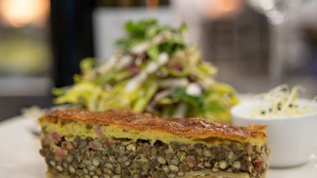 Hausgebackener Zwiebel-Lauchkuchen oder Lothringer Speckkuchen: 16€ pro Kuchen - Hotel zur Saarschleife