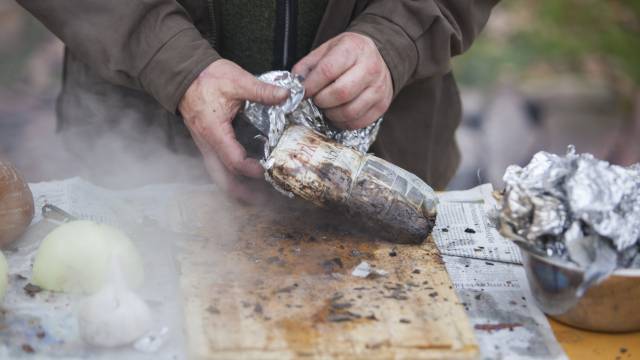 Outdoor Kotelett-Braten: Jederzeit buchbar - Hotel zur Saarschleife