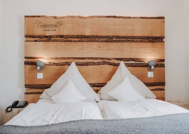Hotelbett mit Holzverkleidung