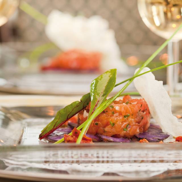 Tartar vom Leukbach-Saibling auf blauem-Ritter-Salat - Hotel zur Saarschleife