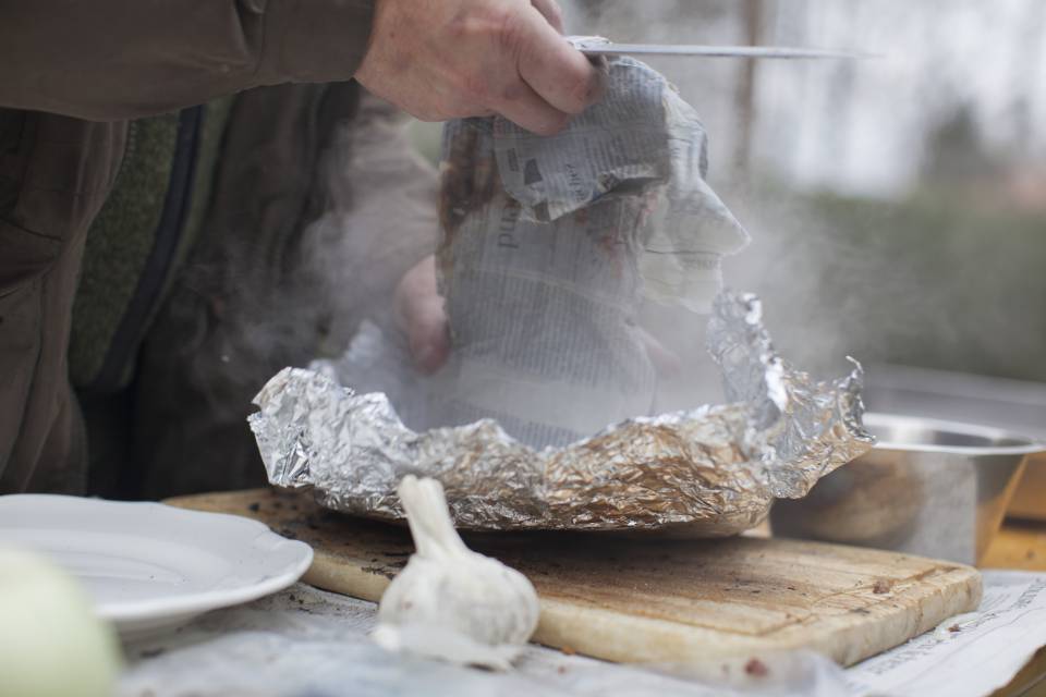 Outdoor Kotelett Braten - Hotel zur Saarschleife