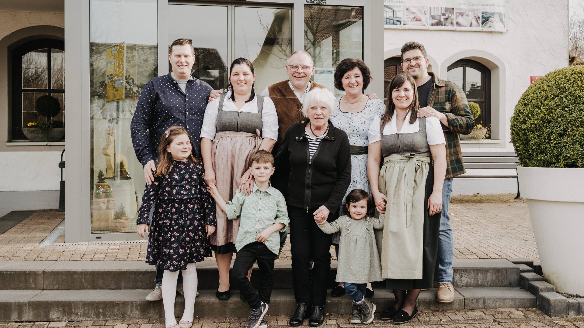 Familie Buchna vor dem Landhotel Saarschleife in Orscholz