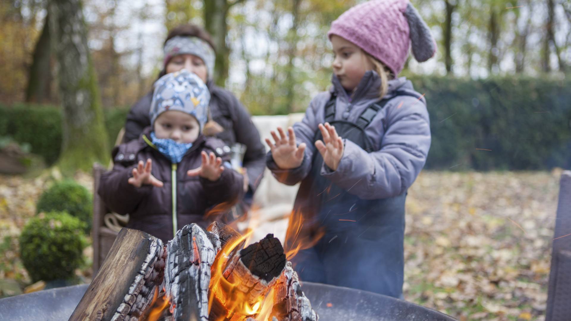 Kinder am Lagerfeuer in Buchnas Landhotel Saarschleife